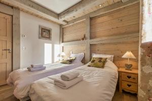 Posteľ alebo postele v izbe v ubytovaní La Blaitière - Luxe Apart Center Chamonix , Next to Piste Planard - By Cozee Rentals