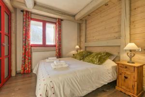Posteľ alebo postele v izbe v ubytovaní La Blaitière - Luxe Apart Center Chamonix , Next to Piste Planard - By Cozee Rentals
