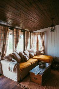 Una sala de estar con un sofá en una habitación. en Kociewski Raj, en Godziszewo