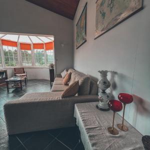 uma sala de estar com um sofá e uma mesa em Lugar dos Vales-Memorável, Encantador e Autêntico! em Mirandela