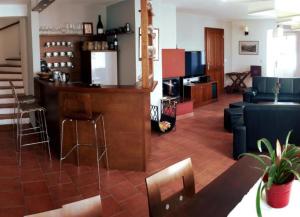 salon z barem i kanapą w obiekcie Apartmán RAST w mieście Třebíč