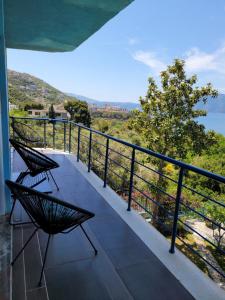 Un balcón con sillas y vista al mar. en Villa Angela, en Vlorë