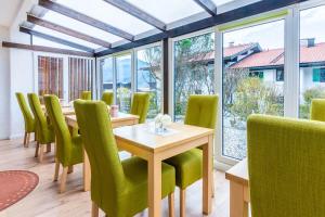 Posezení v ubytování Das Maximilian - Feines Landhotel am Schliersee