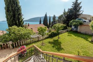 balkon z widokiem na dziedziniec z drzewami w obiekcie Apartmani Divna w mieście Herceg Novi