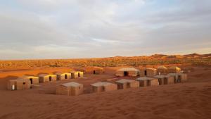 um grupo de cabanas no deserto em Chigaga Luxury Camp em M'hamid