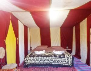 um quarto com uma cama numa tenda em Chigaga Luxury Camp em M'hamid