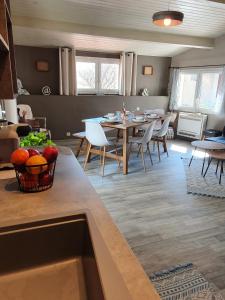 Χώρος καθιστικού στο LA CHAMADE maison de village climatisée