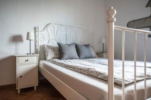 Ένα ή περισσότερα κρεβάτια σε δωμάτιο στο Old town studio and apartment