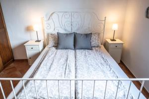 Ένα ή περισσότερα κρεβάτια σε δωμάτιο στο Old town studio and apartment