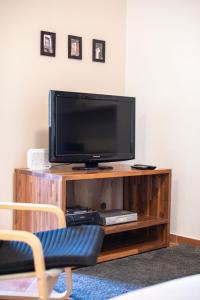 TV a/nebo společenská místnost v ubytování Old town studio and apartment