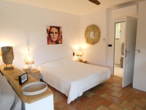 een slaapkamer met een groot wit bed en een tafel bij Ramatuelle, Pampelonne, villa in Saint-Tropez +46 foto's