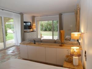 een woonkamer met een bank en een tafel bij Ramatuelle, Pampelonne, villa in Saint-Tropez