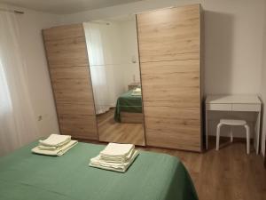 Postel nebo postele na pokoji v ubytování Apartments Vodarić Loznati