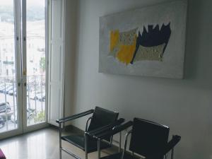 una stanza con due sedie e un dipinto sul muro di Angeli di terra a Salerno
