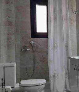 Et badeværelse på Grey Swan - Modern & Stylish apartment with Private Parking