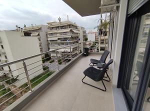 En balkon eller terrasse på Grey Swan - Modern & Stylish apartment with Private Parking