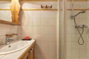 Łazienka w obiekcie Grepon -City Center - Free Swimming pool, Sauna, Gym - Free Parking - By Cozee Rentals