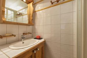 łazienka z umywalką i lustrem w obiekcie Grepon -City Center - Free Swimming pool, Sauna, Gym - Free Parking - By Cozee Rentals w Chamonix-Mont-Blanc +29 zdjęć