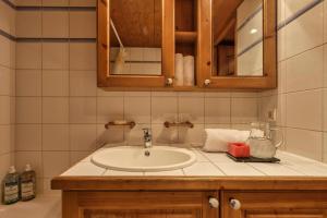 Łazienka w obiekcie Grepon -City Center - Free Swimming pool, Sauna, Gym - Free Parking - By Cozee Rentals