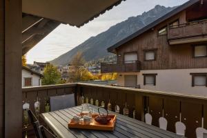 stół na balkonie z widokiem na góry w obiekcie Grepon -City Center - Free Swimming pool, Sauna, Gym - Free Parking - By Cozee Rentals w Chamonix-Mont-Blanc