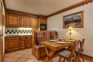 Kuchnia lub aneks kuchenny w obiekcie Grepon -City Center - Free Swimming pool, Sauna, Gym - Free Parking - By Cozee Rentals