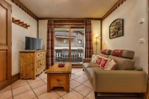 Telewizja i/lub zestaw kina domowego w obiekcie Grepon -City Center - Free Swimming pool, Sauna, Gym - Free Parking - By Cozee Rentals