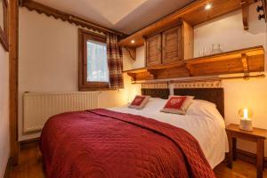 sypialnia z dużym łóżkiem i czerwonym kocem w obiekcie Grepon -City Center - Free Swimming pool, Sauna, Gym - Free Parking - By Cozee Rentals w Chamonix-Mont-Blanc