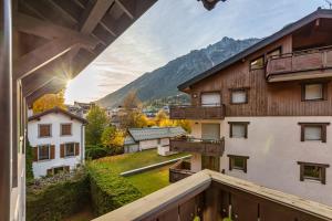widok z balkonu budynku z góry w tle w obiekcie Grepon -City Center - Free Swimming pool, Sauna, Gym - Free Parking - By Cozee Rentals w Chamonix-Mont-Blanc