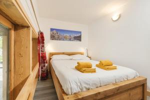 ein Schlafzimmer mit einem Bett mit Handtüchern darauf in der Unterkunft Modern Apart 2BR Close to Grand Montets Lift in Chamonix-Mont-Blanc