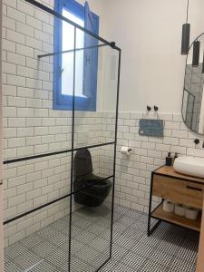 bagno con doccia in vetro e lavandino di Apartament BellaPola Trapani a Trapani