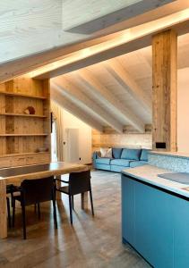 sala de estar con mesa y sofá en BAITA LARIX BORMIO, en Bormio