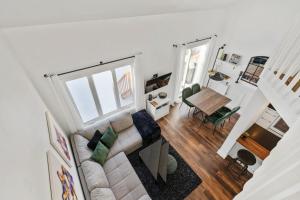 布佩的住宿－INITIAL - PETIT BONHEUR - Mont-Sainte-Anne，客厅配有沙发和桌子