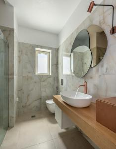 Bilik mandi di Milos Zen Suites +37 gambar