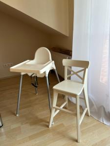a desk and a chair in a room at Schmidt's Plaats in Norden