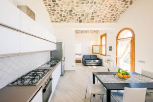ラヴェッロにあるCasa delle Meraviglieのキッチン、リビングルーム(テーブル、コンロ付) +22枚の写真