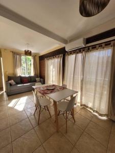 een woonkamer met een tafel en stoelen en een bank bij Hermoso departamento a pocas cuadras del parque in La Cieneguita
