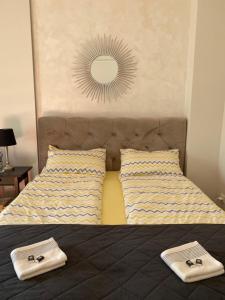 Un dormitorio con una cama con dos toallas encima. en Zvezda Lux, en Vrnjačka Banja