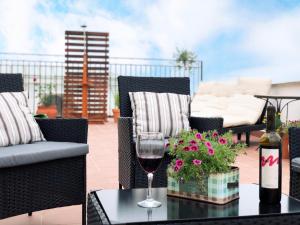 una copa de vino en una mesa del patio en La Casa de la Abuela, en Villarta de San Juan