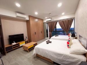 Bell Suite - The Premium Suite @ Sepang في سيبانغ: غرفة فندقية بسريرين وتلفزيون بشاشة مسطحة