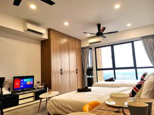 Bell Suite - The Premium Suite @ Sepang في سيبانغ: غرفة فندقية بسريرين وتلفزيون بشاشة مسطحة