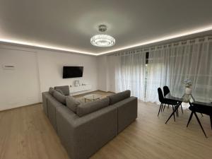 - un salon avec un canapé et une table dans l'établissement New Bazaar 2022, à Tirana