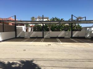 un parking vide avec un toit métallique dans l'établissement Florí, à Reitani