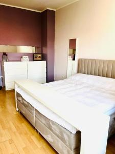 um quarto com uma grande cama branca em Best City Apartment em Hanôver