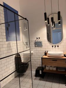 bagno con doccia in vetro e lavandino di Apartament BellaPola Trapani a Trapani