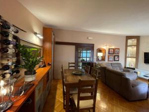 een woonkamer met een tafel en een bank bij La Grande Apartments in Kotor