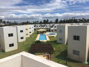 eine Luftansicht eines Apartmentkomplexes mit einem Pool in der Unterkunft Chalé Paraíso -Maracajaú 4- Casa 38 - Beira-mar in Maxaranguape