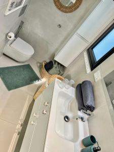Bilik mandi di MedanoJoy3-a brand new apartment 60m from the ocean +28 gambar