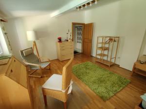 a living room with a chair and a desk at Villa Poldi in Klosterneuburg