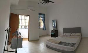 a bedroom with a bed and a ceiling fan at Johor Bahru 6 Bedrooms Corner House: Big & Comfort in Johor Bahru