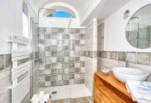 ein Badezimmer mit Waschbecken und Dusche in der Unterkunft DENTECALA 4 in Capri + 23 Fotos